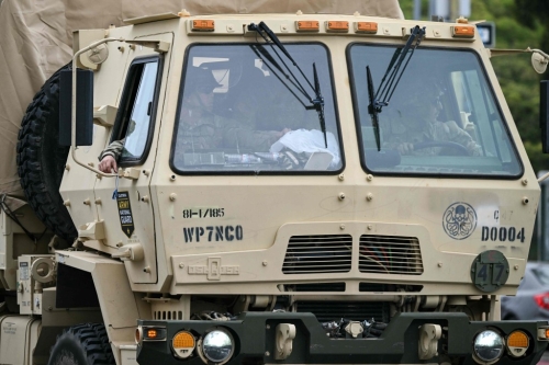 國民警衛隊車輛在洛杉磯市中心部署。 法新社