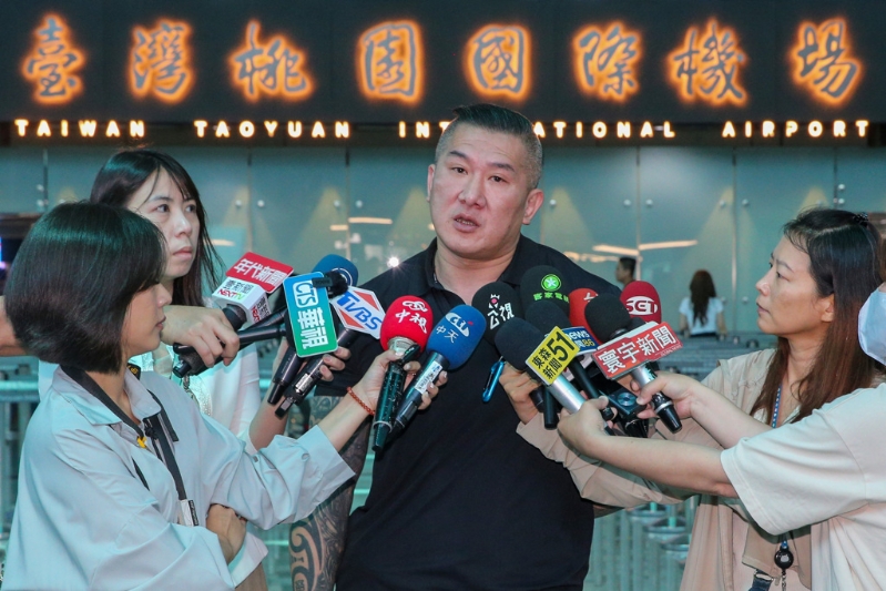 “館長”10日下午自桃園國際機場啟程前往大陸旅游觀光，預計15日返臺。圖為臨行前接受媒體聯訪。