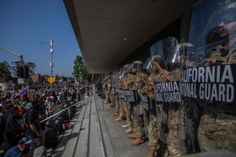 國民警衛隊在洛杉磯聯邦大樓外防守，與數百名示威者對峙。 法新社