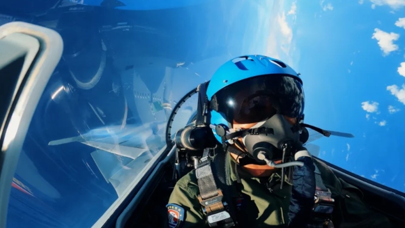 6月上旬，海軍航空母艦編隊在西太平洋海域進行訓練，圖為艦載戰斗機進行飛行訓練。 《人民日報》