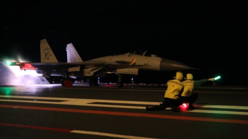 6月上旬，海軍航空母艦編隊在西太平洋海域進行訓練，圖為艦載戰斗機進行夜間起飛。 《人民日報》