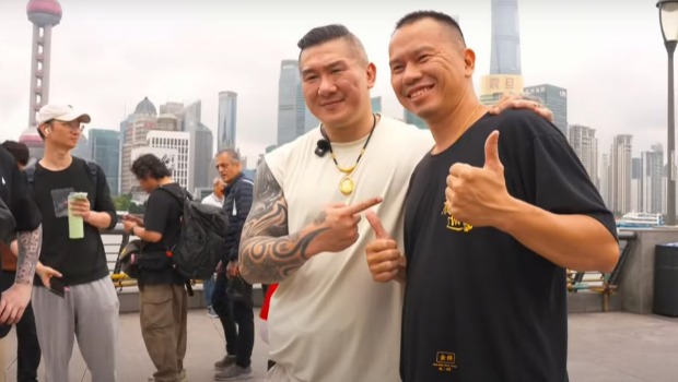 “館長”逛上海外灘，沿路熱情粉絲不斷前來合影。