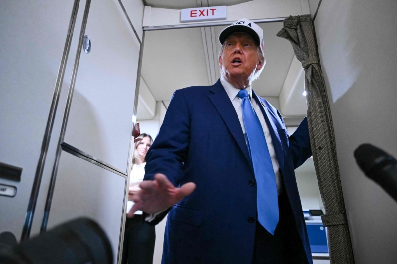 特朗普在空軍一號上接受記者訪問，表明中國已同意恢復稀土和磁鐵輸美。 美聯社