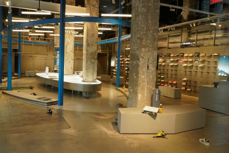 店內的貨物被盜去。 路透社