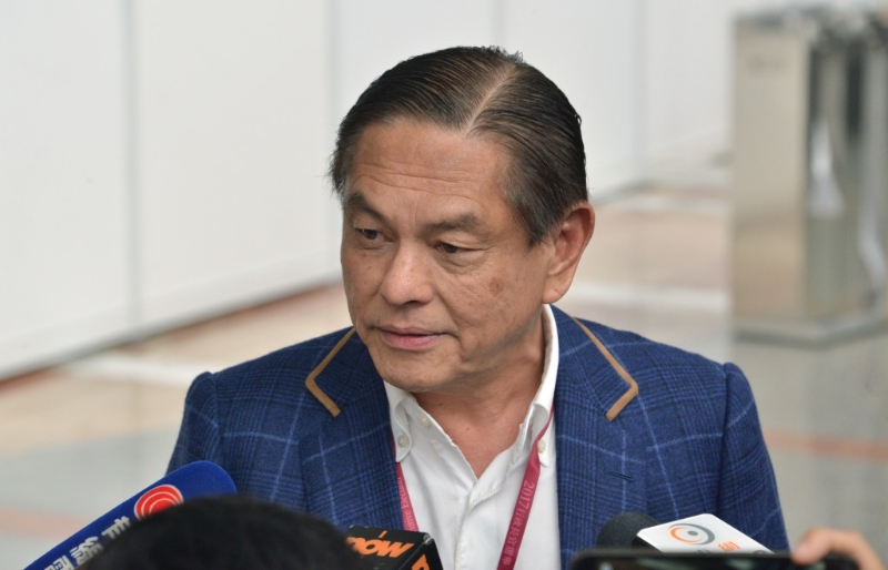 何柱國亦涉足政界，1998年起擔任全國政協委員，之后出任全國政協常委，至2023年初卸任。