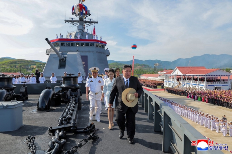 金正恩和女兒金主愛登上甲板。