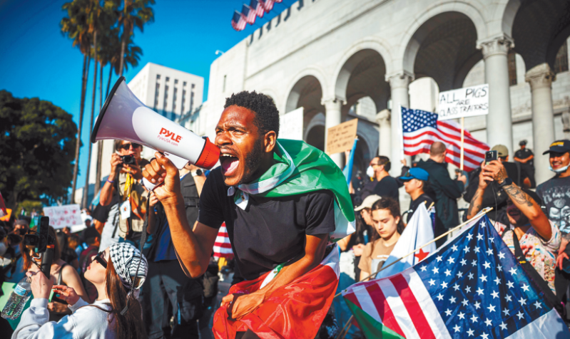 民眾近日聚集在洛杉磯市政廳外抗議聯邦移民執法突擊行動。