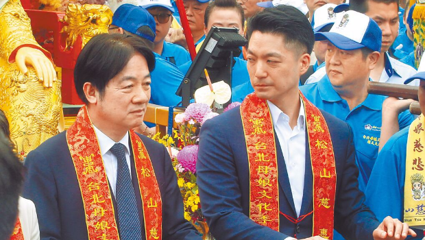 臺領導人賴清德（左）與臺北市長蔣萬安（右），4月19日出席松山慈惠堂遶境活動。