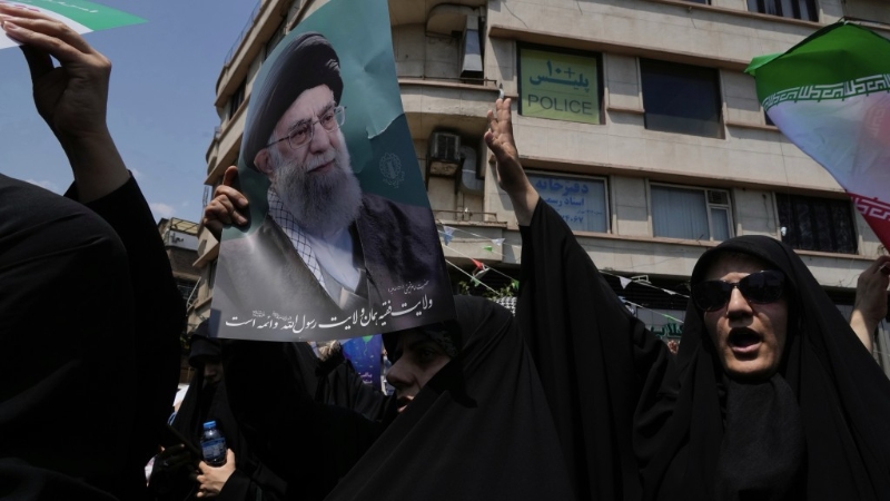 伊朗示威者高舉最高領袖哈梅內伊的肖像。 美聯社