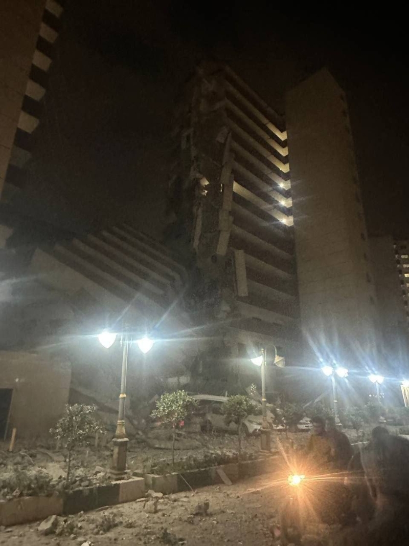 德黑蘭一棟住宅大廈因以色列空襲倒塌一。