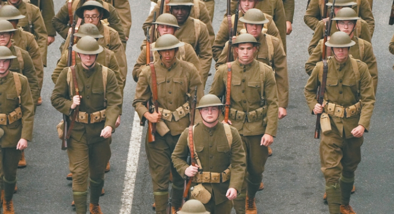 士兵展示陸軍不同發展時期的風采。美聯社