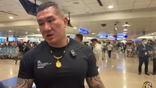 “館長”15日結束6天上海行，在浦東機場吐心聲。