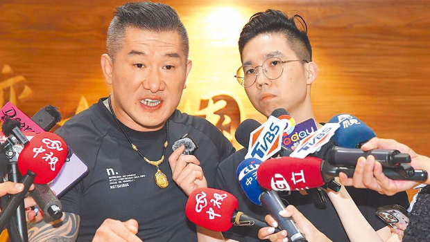 “館長”(左)一回臺就受到綠營鋪天蓋地抹黑。右為15日接機的歷史哥。