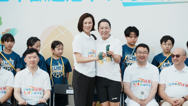 “風之后”李麗珊、王軍霞一同展示金牌。