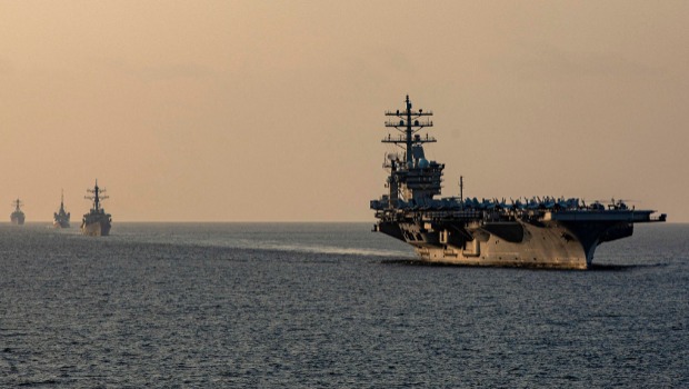 美國“艾森豪威爾”號（USS Dwight D. Eisenhower，CVN 69）航母打擊群穿越荷莫茲海峽（Strait of Hormuz）的資料照。