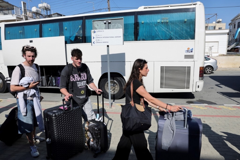 大批外國人從以色列撤離。