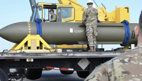 “巨型穿透彈”是一款30,000磅的精準導引“鉆地彈”，由美國空軍研發。美聯社