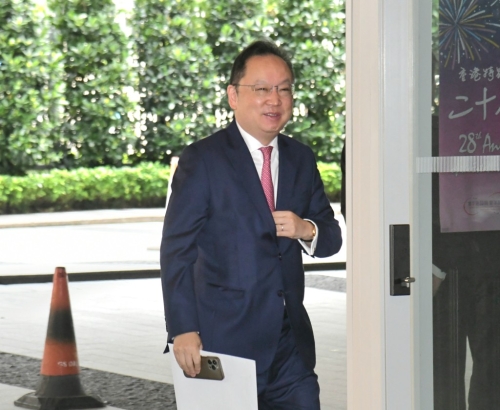 全國政協常委、香港新華集團主席蔡冠深。