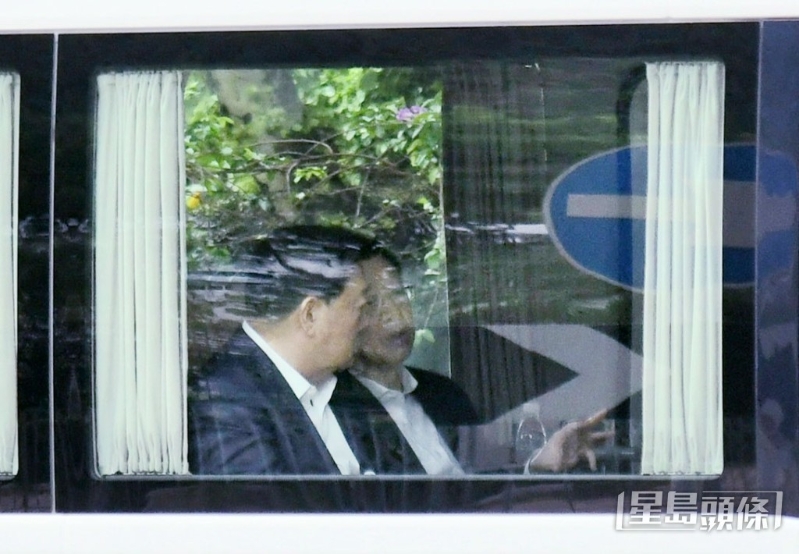 行政長官李家超（右一）陪同夏寶龍（左一）參觀海洋公園。