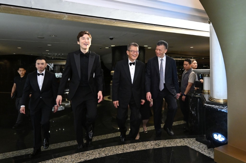 財政司司長陳茂波（中）在星島新聞集團主席蔡加讚（左）、星島新聞集團主席郭英成（右）陪同下進入會場。