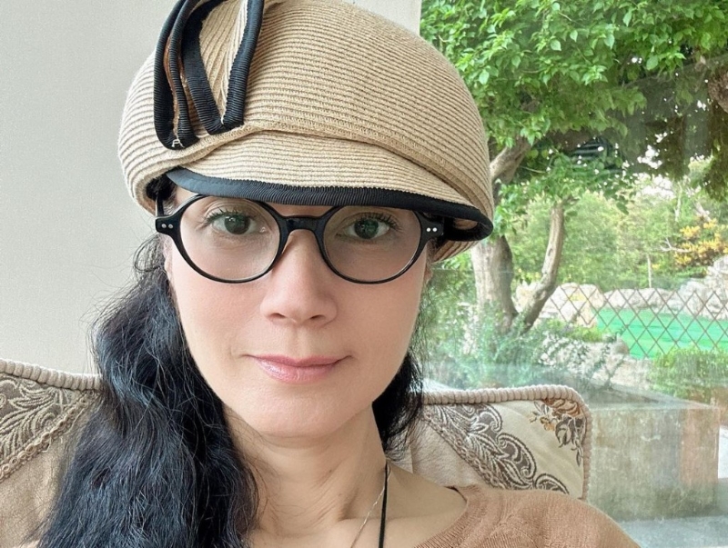 化上淡妝的鄭艷麗氣色不錯，驟眼看竟撞樣49歲前港姐郭羨妮！