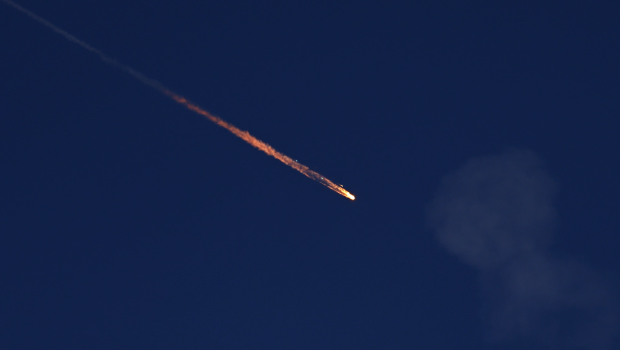 一枚碎片從空中墜落，在以色列與伊朗沖突期間，以色列“鐵穹”系統攔截來自伊朗的導彈后可見此景。