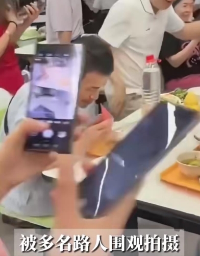 韋東奕用餐遭近距離拍攝。 微博