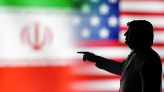 伊朗國旗、美國國旗，以及美國總統特朗普3D列印模型。