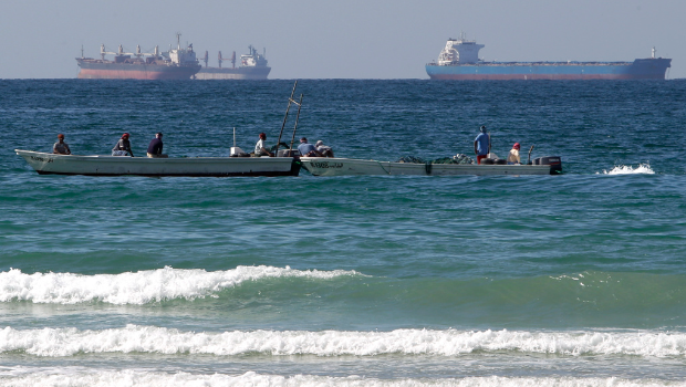 這張攝于2012年1月19日的資料照片中，可見阿拉伯聯合大公國拉斯?，敚≧as Al Khaimah）外海、荷姆茲海峽南側，一排漁船停泊在油輪前方。