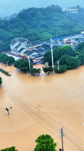 榕江村超足球場周邊道路同樣嚴重水浸。微博@貴州村超推薦官阿毅