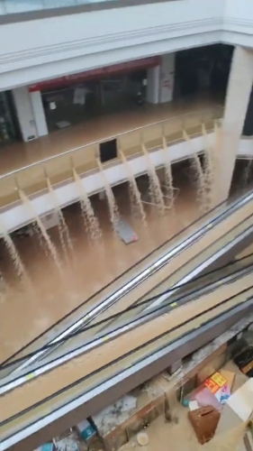 大量黃泥水從四方八面涌入榕江縣最大商場。