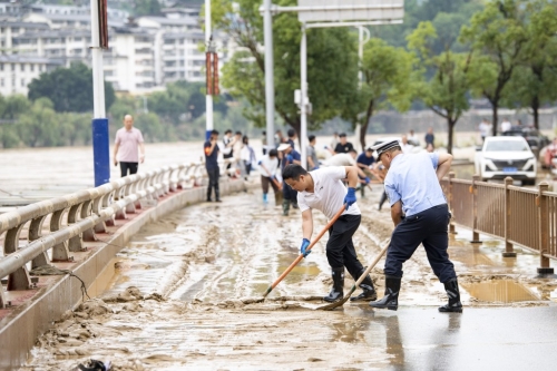 當局正全力清理榕江縣的淤泥廢物。