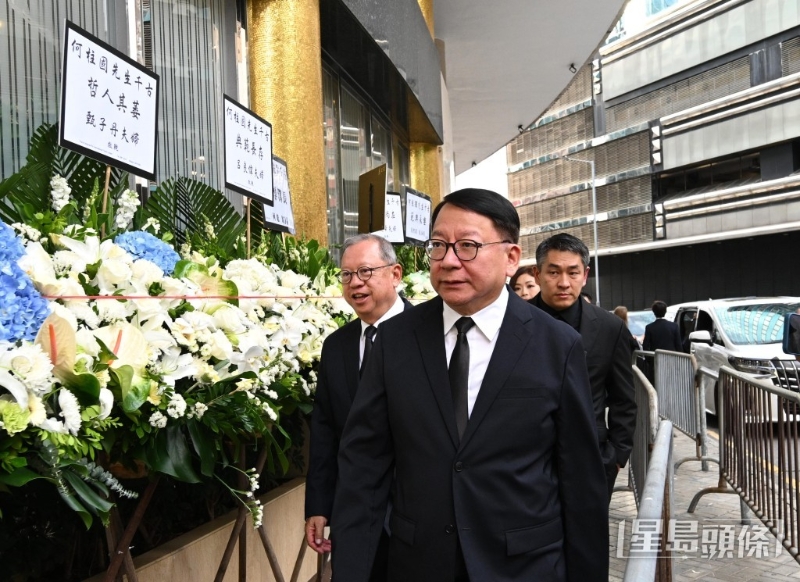 政務司司長陳國基（中）。