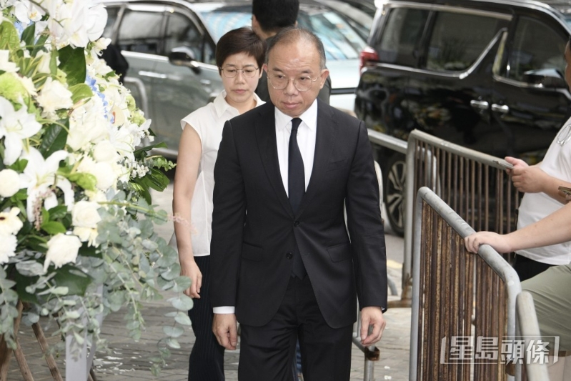 政制局局長曾國衛及妻子何珮珊。