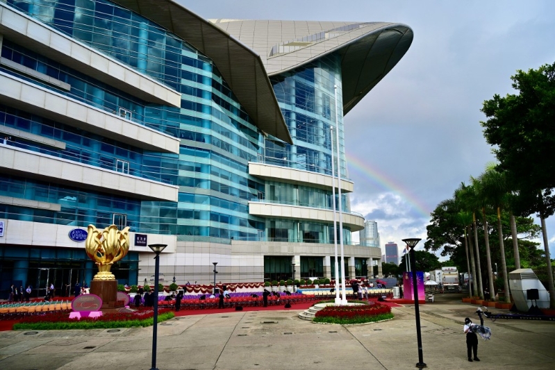 今早金紫荊廣場上空出現彩虹