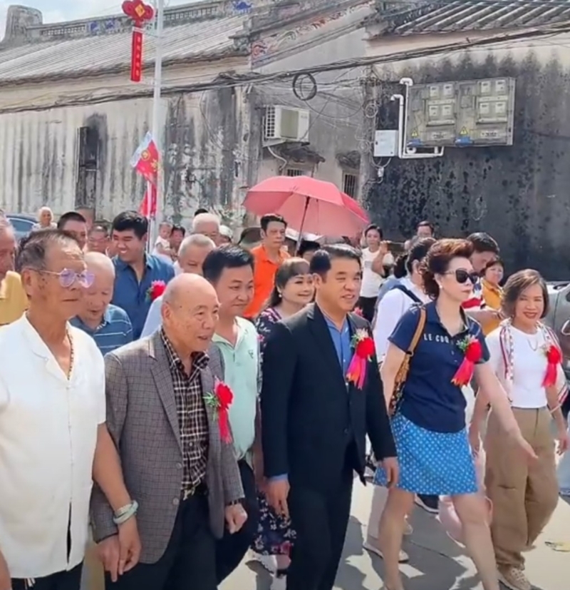 素里亞·莊龍瑯集祖籍廣東普寧果隴村，曾多次赴果隴村祭祖。