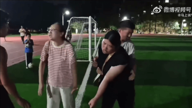 黑衫女子情緒激動怒罵身體不適倒地大學生。