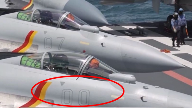 訪港山東艦的甲板上，出現一架印有“00”編號的殲-15T（紅圈）。