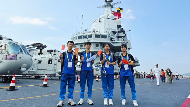 隊員在甲板近距離觀察直升機等先進軍備。