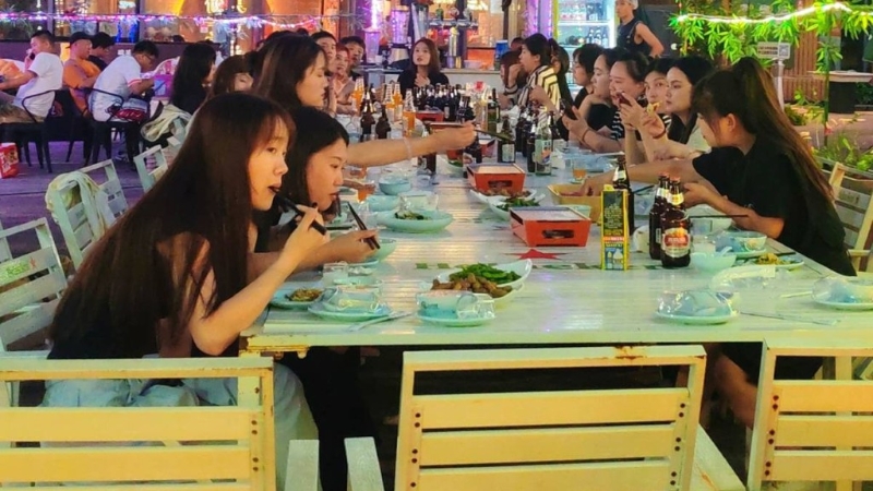 包間消費減少，北京不少餐廳在店門外擺攤開拓生意出路。