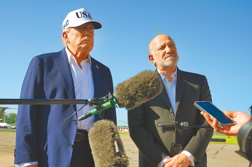 圖為特朗普（左）當地時間6日在紐澤西州莫里斯敦與商務部長盧特尼克就關稅談判議題受訪。（美聯社）