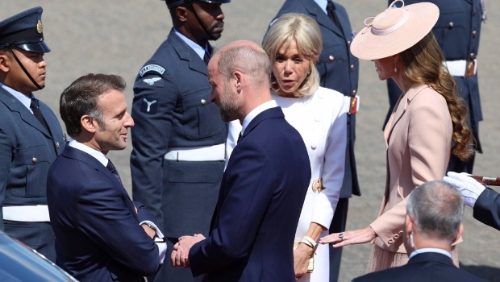 2025年7月8日，法國總統馬克龍與夫人布麗吉特抵達英國國防部北霍特皇家空軍基地（RAF Northolt），展開為期三天的國是訪問，受到英國威廉王子與威爾斯王妃凱特迎接。