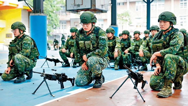 臺灣“漢光演習”昨日展開，后備軍人在桃園接受戰斗訓練。 路透社