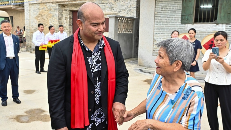 瑙魯總統廣東尋根，與堂外祖母譚惠霞交談。 中新社