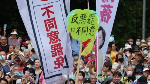 圖為北北基“反惡罷團結大會”6月21日在臺北榮星花園舉行，參與民眾揮舞標語并高呼口號，表達反對惡罷的立場。