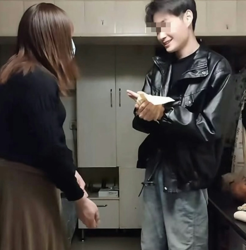 有傳“皮衣哥”因事件曝光而與未婚妻解除婚約。