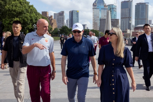 澳洲總理阿爾巴尼斯（中）在外灘漫步。路透社