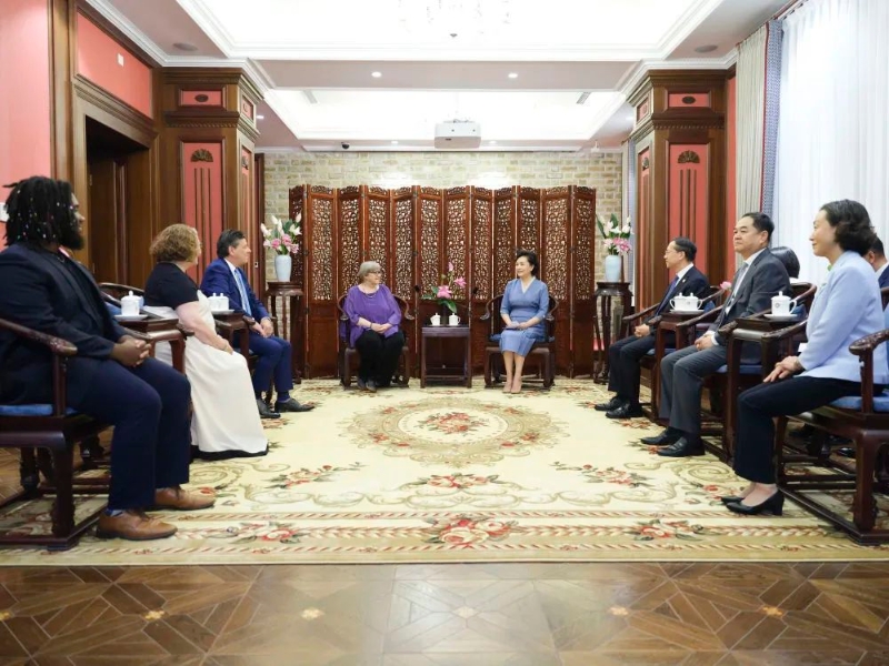 聯誼活動前，彭麗媛會見穆言靈和貝隆