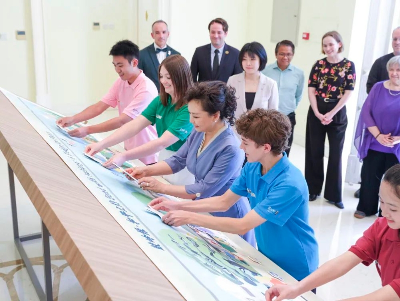 7月17日下午，國家主席習近平夫人彭麗媛在全國對外友協出席2025年“鼓嶺緣”中美青少年聯誼活動并致辭