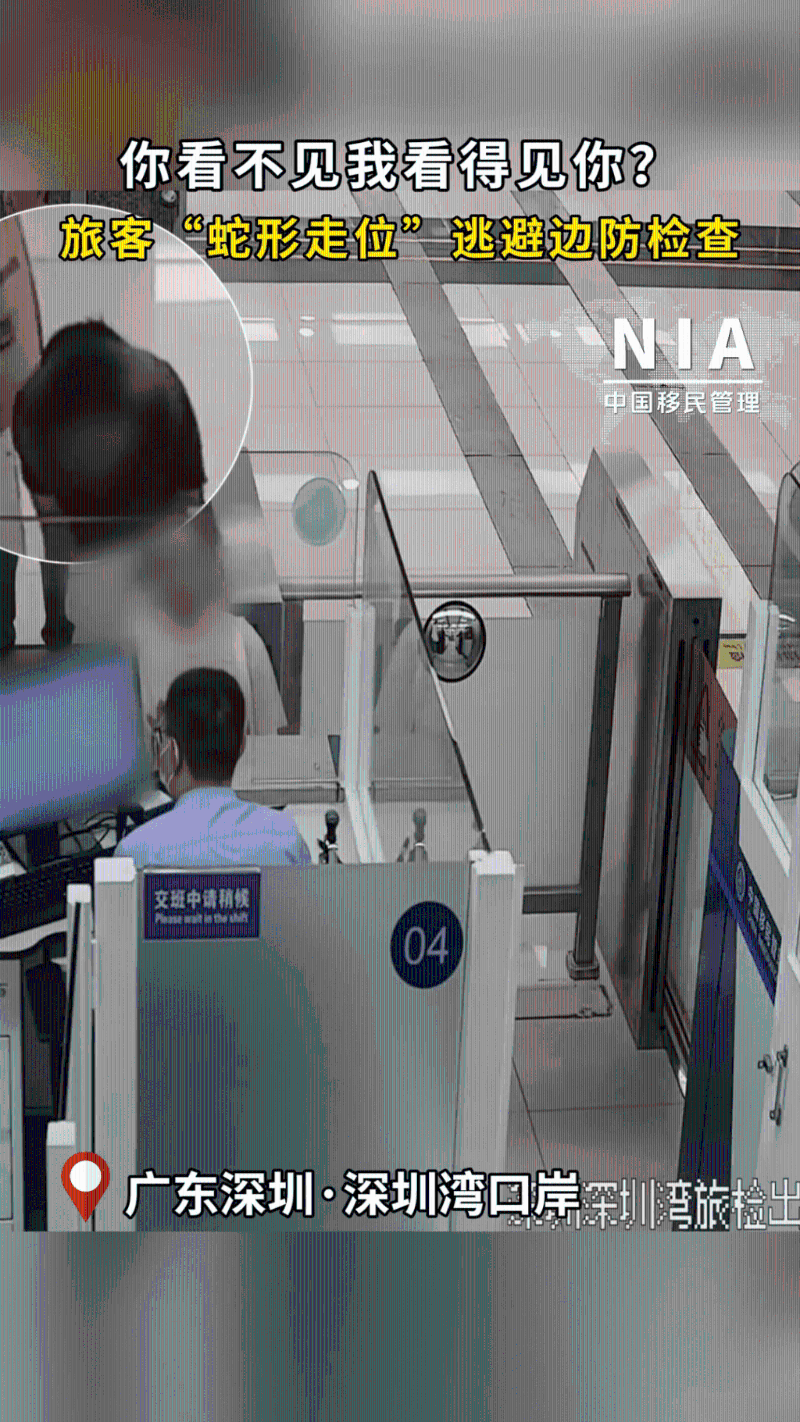 黑衣女子彎腰低頭。